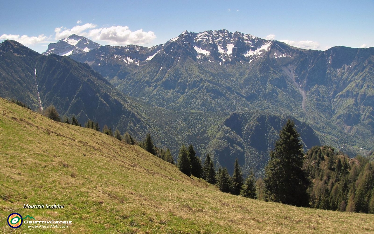 28 Panorama su Arera e Menna....JPG